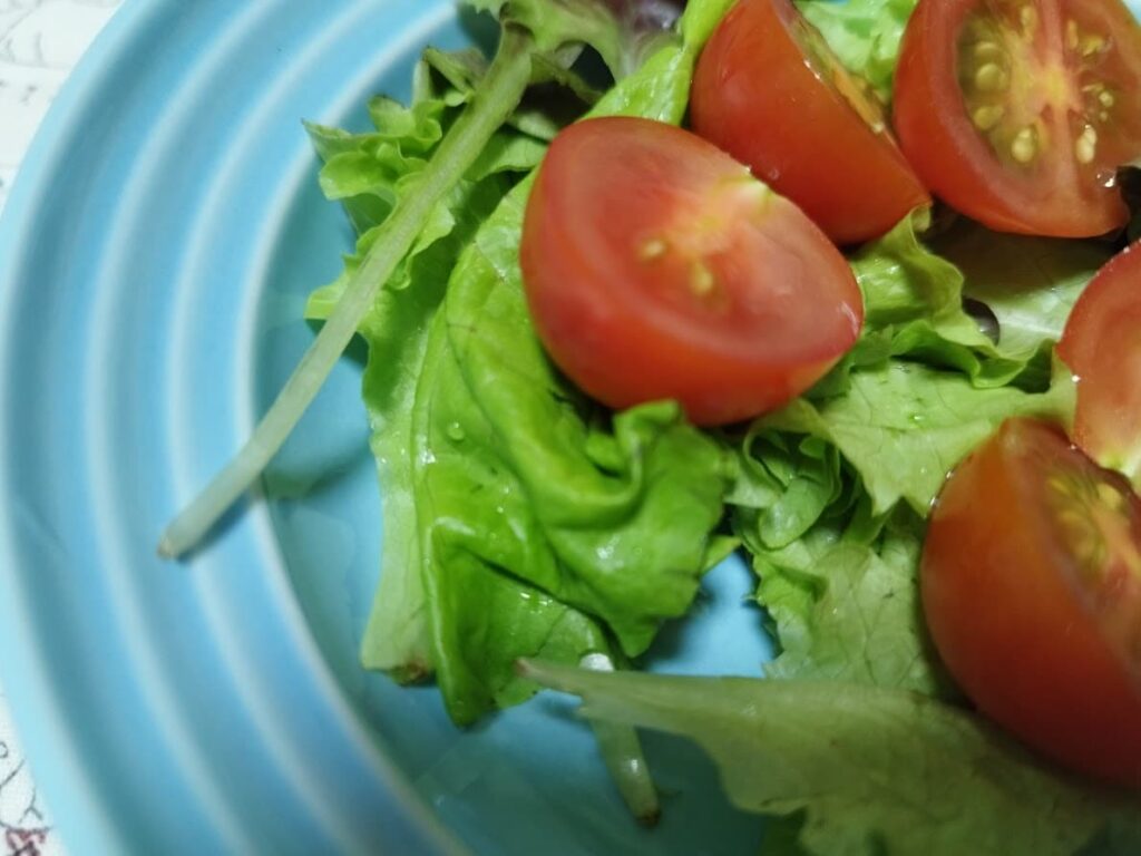 レタスとトマトのサラダ